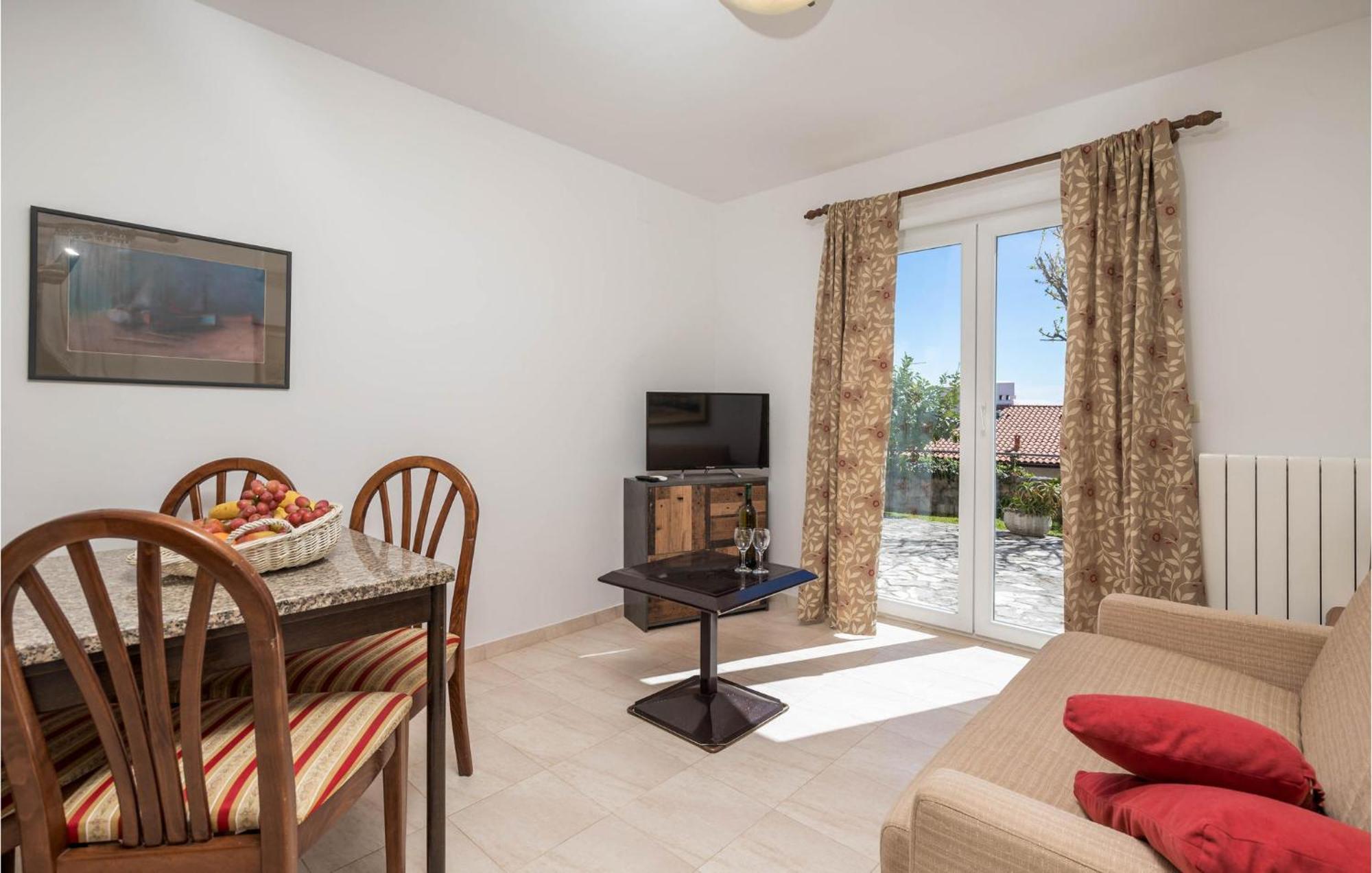 1 Bedroom Cozy Apartment In Ičići المظهر الخارجي الصورة