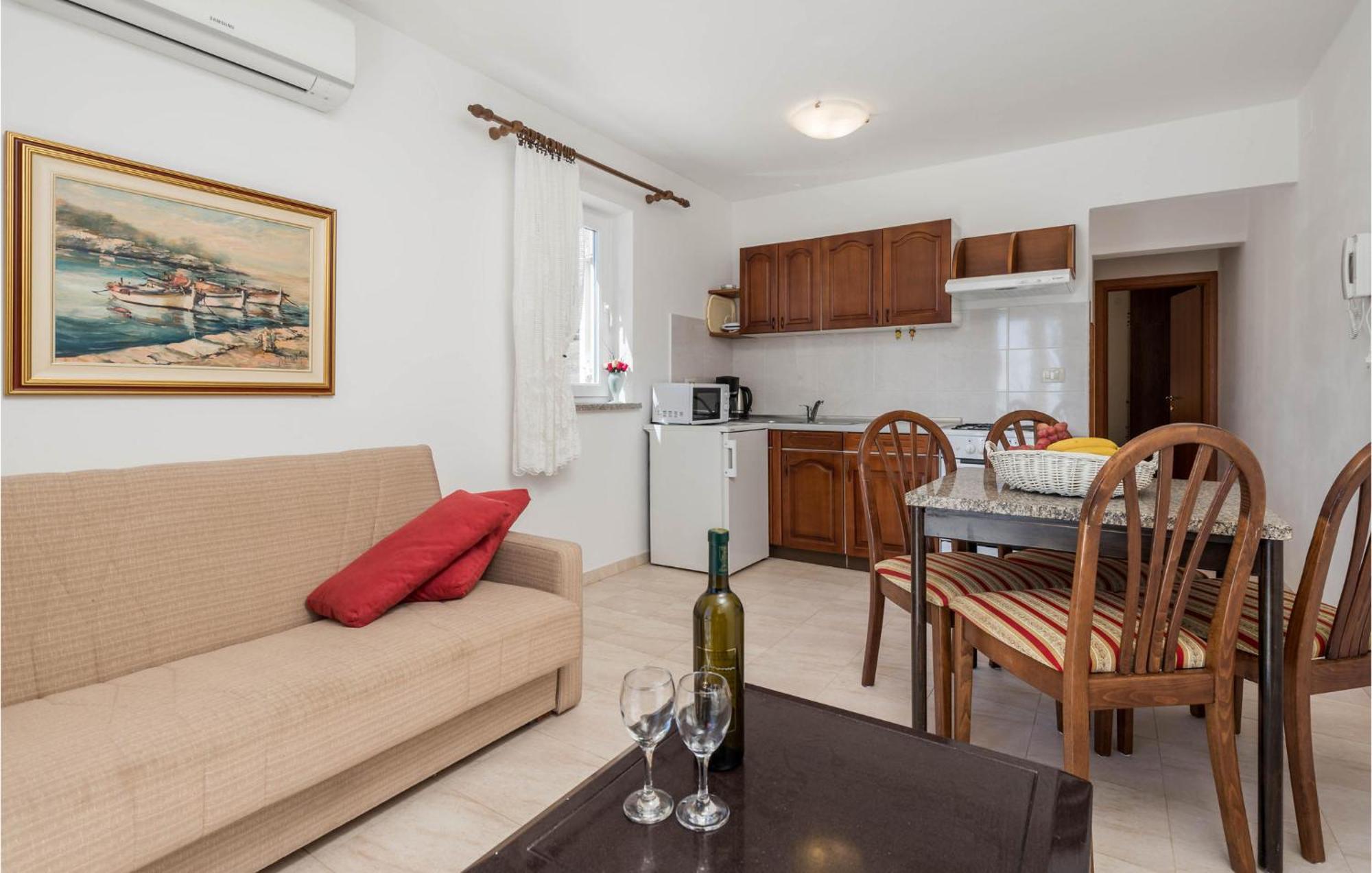 1 Bedroom Cozy Apartment In Ičići المظهر الخارجي الصورة